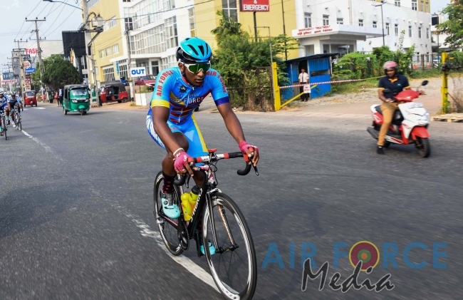 SLAF Cyclist, Leading Aircraftman Sanju Deemantha Wins 1st Leg of Guwan Hamuda Papedi Sawariya 2020