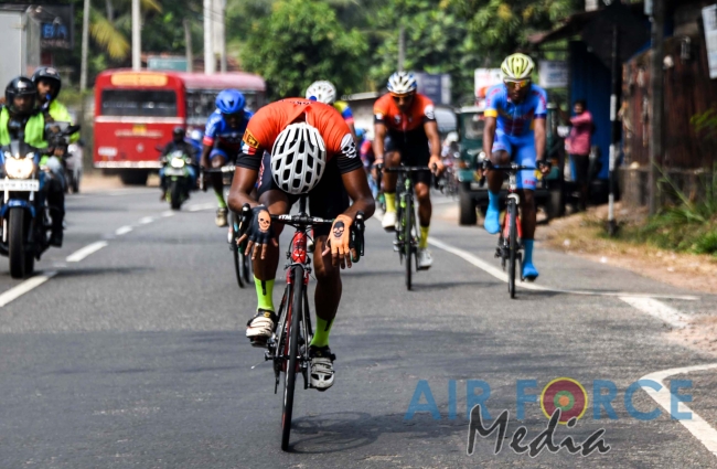 SLAF Cyclist, Leading Aircraftman Sanju Deemantha Wins 1st Leg of Guwan Hamuda Papedi Sawariya 2020