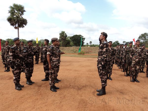 துப்பாக்கி சுடுபவர்களுக்கான **பயிற்ச்சி முடித்து வெளியேறிய படையினர்