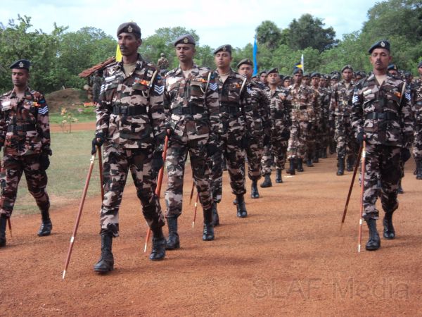 துப்பாக்கி சுடுபவர்களுக்கான **பயிற்ச்சி முடித்து வெளியேறிய படையினர்