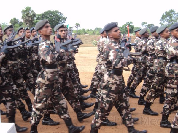 துப்பாக்கி சுடுபவர்களுக்கான **பயிற்ச்சி முடித்து வெளியேறிய படையினர்