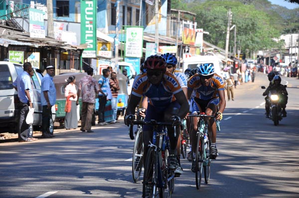 ‘Guwan Hamuda Papedi Sawariya 2011’ reaches Kandy