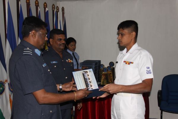 49வது தொகுதி அதிகாரிகளின் அணிவகுப்பு நிகழ்வு வெகு விமர்சியாக நடைப்பெற்றது