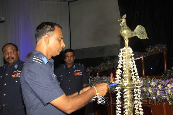 2011 වසරේ විශිෂ්ඨතම ගුවන් භටයින් වෙනුවෙන් සම්මාන ප්රධානය කිරීම