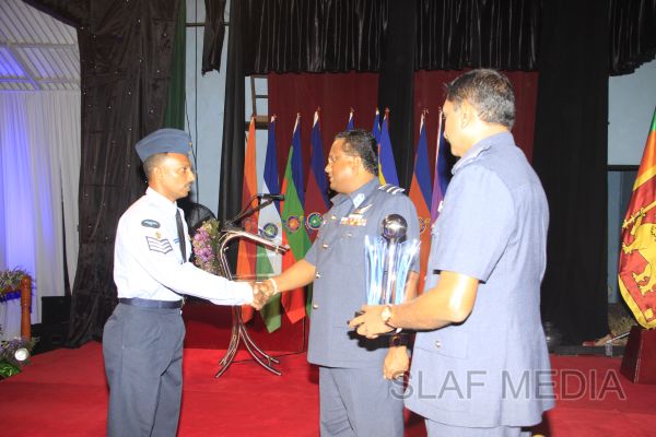 2011 වසරේ විශිෂ්ඨතම ගුවන් භටයින් වෙනුවෙන් සම්මාන ප්රධානය කිරීම