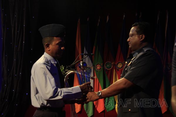 2011 වසරේ විශිෂ්ඨතම ගුවන් භටයින් වෙනුවෙන් සම්මාන ප්රධානය කිරීම