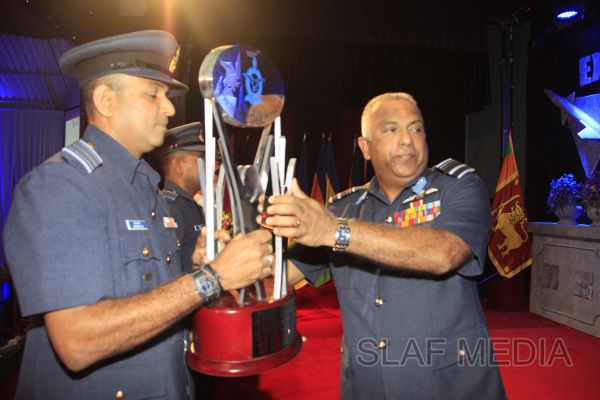 2011 වසරේ විශිෂ්ඨතම ගුවන් භටයින් වෙනුවෙන් සම්මාන ප්රධානය කිරීම
