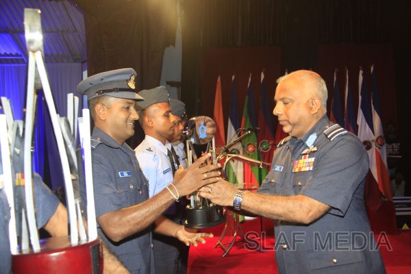 2011 වසරේ විශිෂ්ඨතම ගුවන් භටයින් වෙනුවෙන් සම්මාන ප්රධානය කිරීම