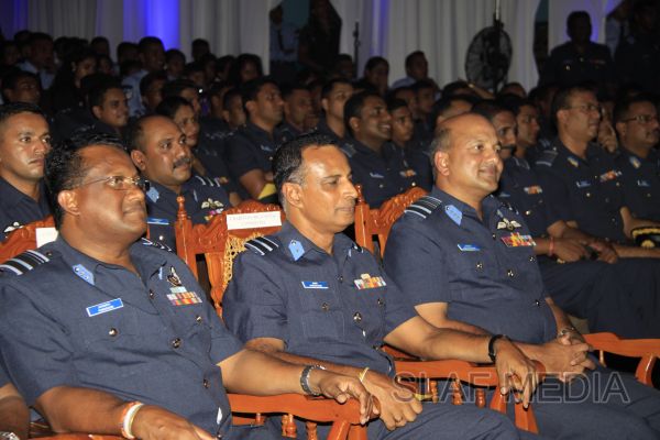 2011 වසරේ විශිෂ්ඨතම ගුවන් භටයින් වෙනුවෙන් සම්මාන ප්රධානය කිරීම