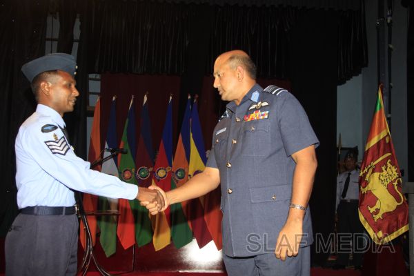 2011 වසරේ විශිෂ්ඨතම ගුවන් භටයින් වෙනුවෙන් සම්මාන ප්රධානය කිරීම