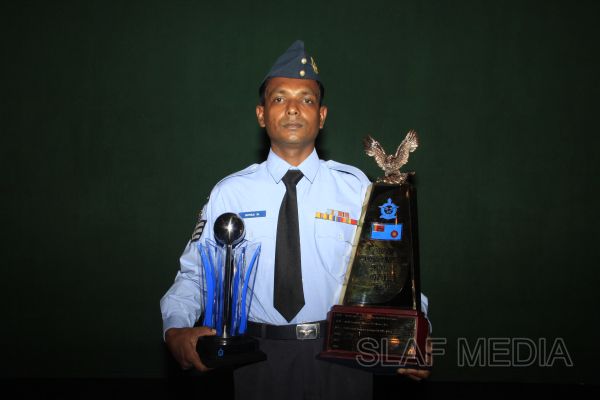 2011 වසරේ විශිෂ්ඨතම ගුවන් භටයින් වෙනුවෙන් සම්මාන ප්රධානය කිරීම