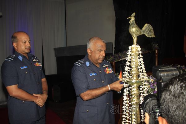 2011 වසරේ විශිෂ්ඨතම ගුවන් භටයින් වෙනුවෙන් සම්මාන ප්රධානය කිරීම