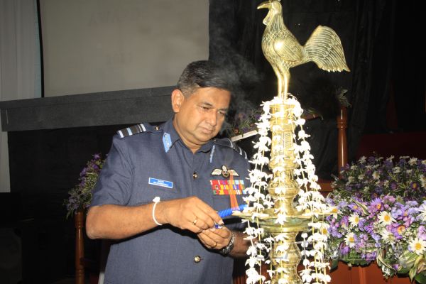 2011 වසරේ විශිෂ්ඨතම ගුවන් භටයින් වෙනුවෙන් සම්මාන ප්රධානය කිරීම