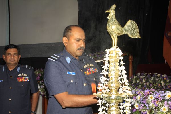 2011 වසරේ විශිෂ්ඨතම ගුවන් භටයින් වෙනුවෙන් සම්මාන ප්රධානය කිරීම