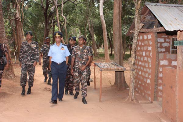 Commander visits SLAF Iranamadu and SLAF Mulaitivu Commander visits slaf Mulaitivu