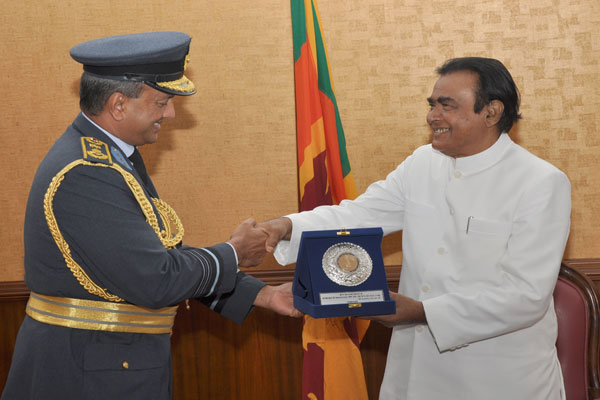SLAF Commander calls on the Prime Minister