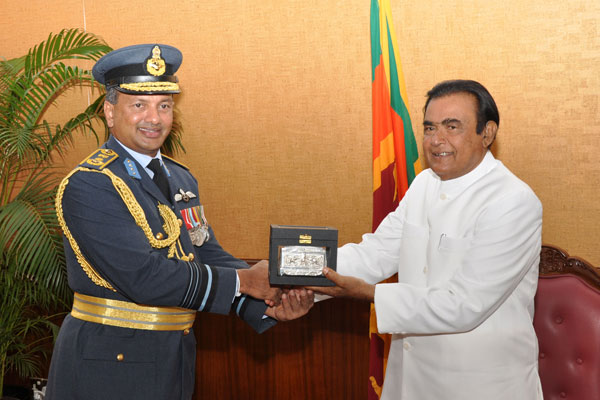 SLAF Commander calls on the Prime Minister