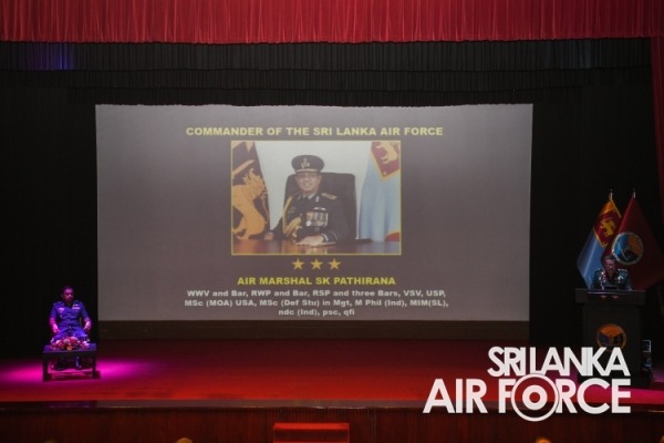 COMMANDER OF THE AIR FORCE ADDRESSES THE DSCSC