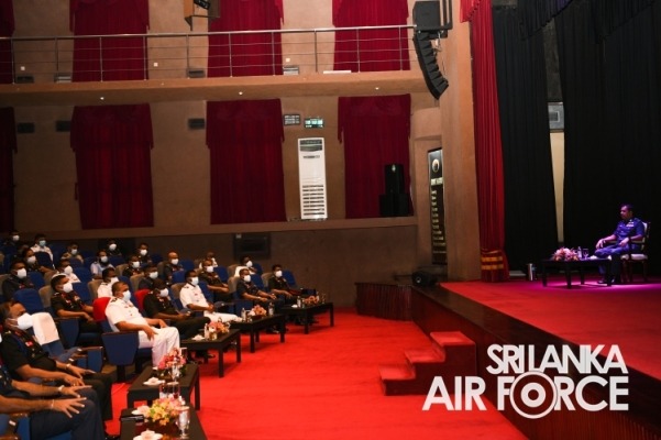 COMMANDER OF THE AIR FORCE ADDRESSES THE DSCSC
