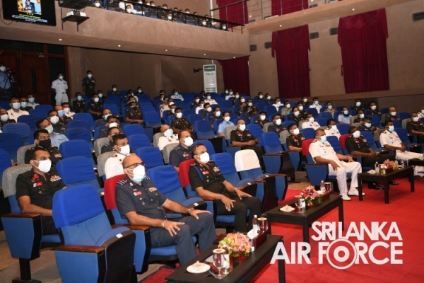 COMMANDER OF THE AIR FORCE ADDRESSES THE DSCSC