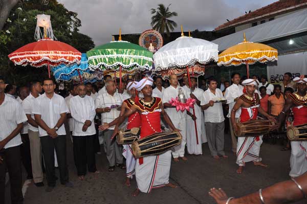 Air Force Commander switches on lights at the Gangarama Vesak Kalapaya