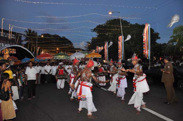 Air Force Commander switches on lights at the Gangarama Vesak Kalapaya