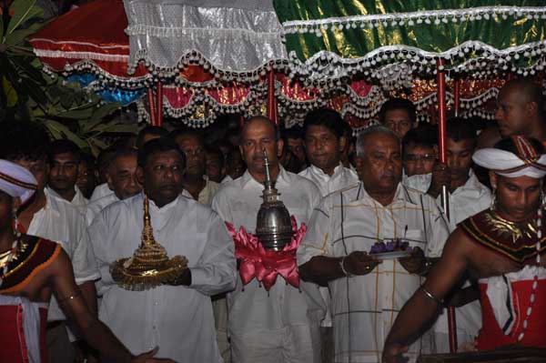 Air Force Commander switches on lights at the Gangarama Vesak Kalapaya