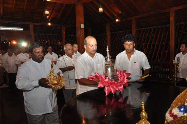 Air Force Commander switches on lights at the Gangarama Vesak Kalapaya