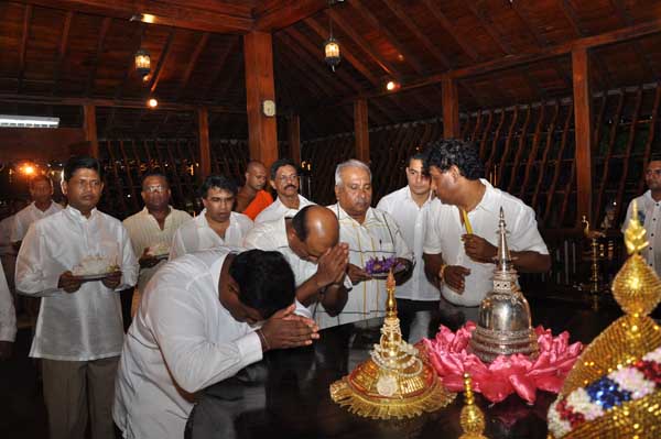 Air Force Commander switches on lights at the Gangarama Vesak Kalapaya