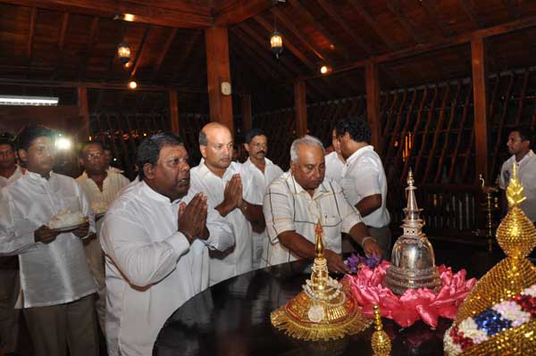 Air Force Commander switches on lights at the Gangarama Vesak Kalapaya