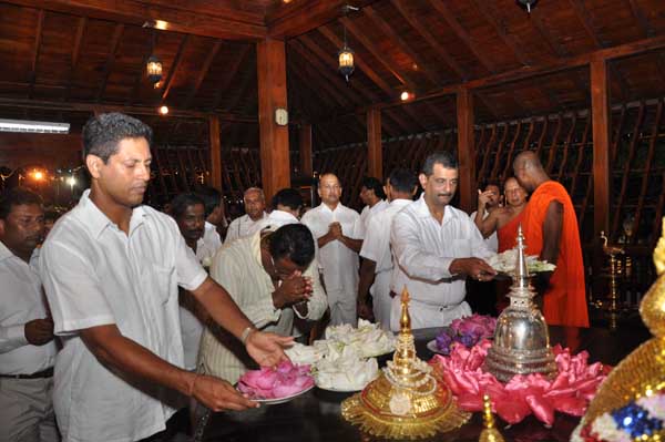Air Force Commander switches on lights at the Gangarama Vesak Kalapaya
