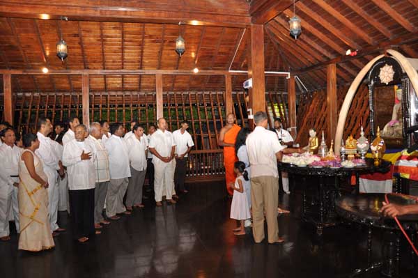 Air Force Commander switches on lights at the Gangarama Vesak Kalapaya