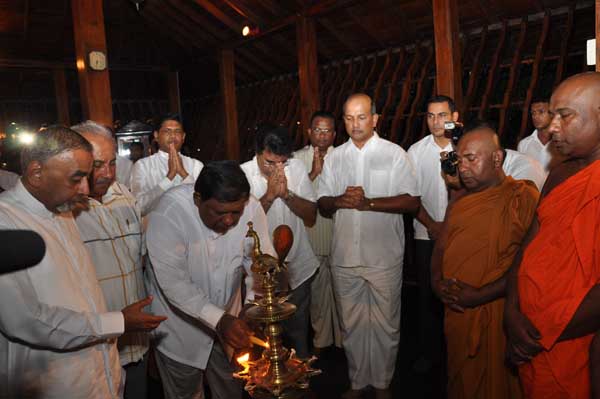 Air Force Commander switches on lights at the Gangarama Vesak Kalapaya