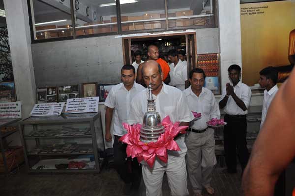 Air Force Commander switches on lights at the Gangarama Vesak Kalapaya