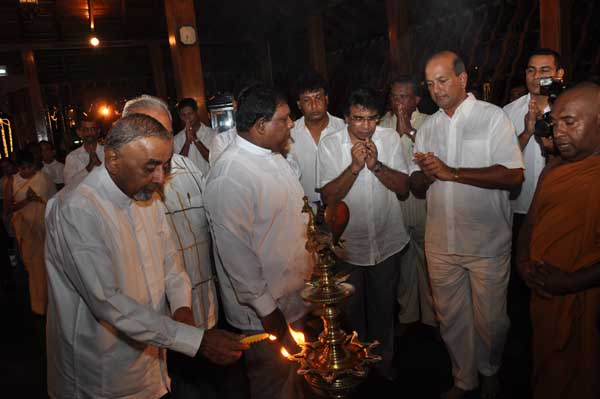 Air Force Commander switches on lights at the Gangarama Vesak Kalapaya