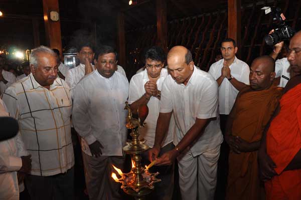 Air Force Commander switches on lights at the Gangarama Vesak Kalapaya
