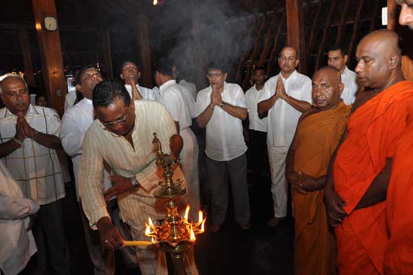Air Force Commander switches on lights at the Gangarama Vesak Kalapaya