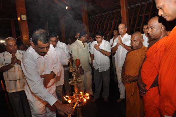 Air Force Commander switches on lights at the Gangarama Vesak Kalapaya