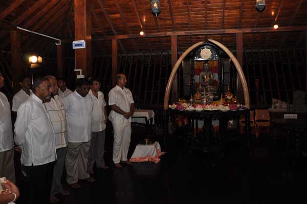 Air Force Commander switches on lights at the Gangarama Vesak Kalapaya