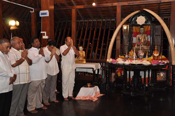 Air Force Commander switches on lights at the Gangarama Vesak Kalapaya