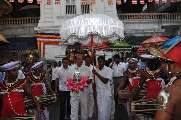 Air Force Commander switches on lights at the Gangarama Vesak Kalapaya