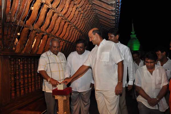 Air Force Commander switches on lights at the Gangarama Vesak Kalapaya