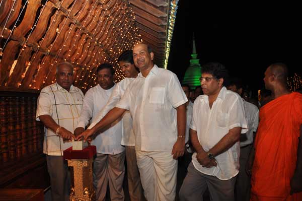 Air Force Commander switches on lights at the Gangarama Vesak Kalapaya