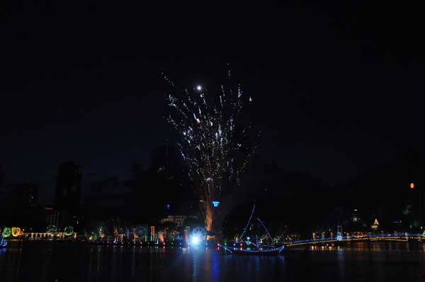 Air Force Commander switches on lights at the Gangarama Vesak Kalapaya