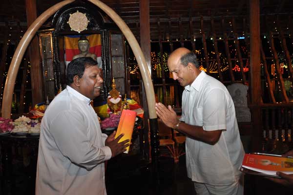 Air Force Commander switches on lights at the Gangarama Vesak Kalapaya