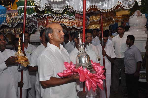 Air Force Commander switches on lights at the Gangarama Vesak Kalapaya