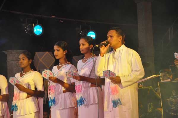 Air Force Commander switches on lights at the Gangarama Vesak Kalapaya