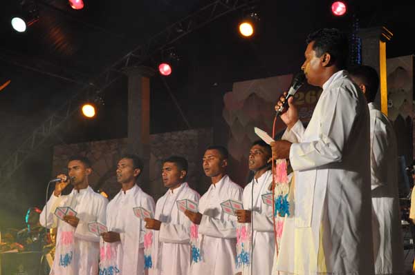 Air Force Commander switches on lights at the Gangarama Vesak Kalapaya