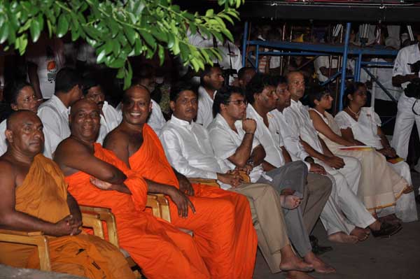 Air Force Commander switches on lights at the Gangarama Vesak Kalapaya