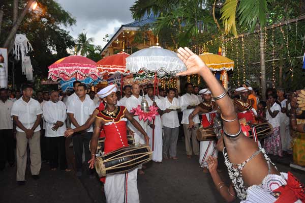 Air Force Commander switches on lights at the Gangarama Vesak Kalapaya
